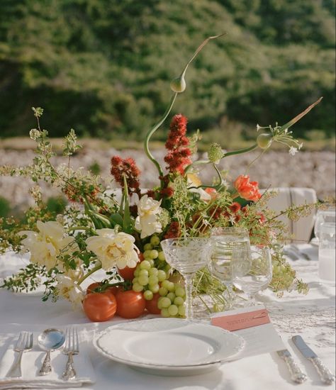 Wedding Tablescapes Round, Rehearsal Dinner Themes, Fruit Wedding, Colorful Wedding Flowers, Wedding Instagram, Modern Wedding Flowers, Round Of Applause, Outdoor Dinner Parties, Spanish Wedding