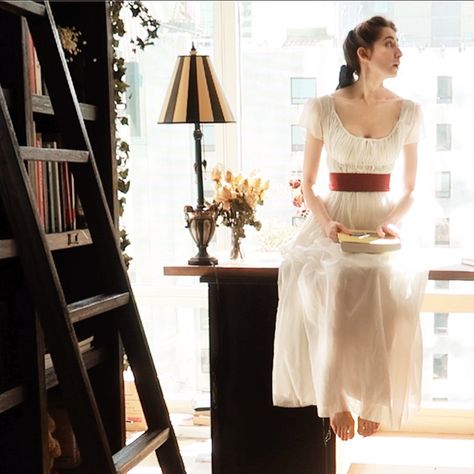 Bernadette Banner on Instagram: “I dare you to find me a single thing more romantic than books. #fallforcostume Day 28: Romantic #bookworm #booknerd #readersofinstagram…” Bernadette Banner, Dresses Hanging, History Bounding, Medieval Dresses, Gaun Abad Pertengahan, Victorian Clothing, 1920s Dress, Medieval Dress, Fashion Blogger Style