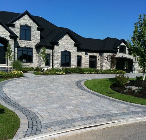 Round Driveway Landscape, Yard Bushes Ideas, Driveway Up To House, House Driveway Ideas Entrance, Bloxburg Driveway Ideas Modern, Driveway Design Entryway, Pretty Driveways, Paver Driveway Designs, U Shape Driveway