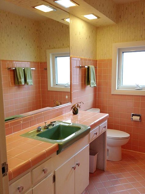 Atomic age pink!!! I heart tile! although I might go purple or powder blue..ideas. AHHH WANNA PRICE TILE and grout, I love doing tile and grout. Pink Tile Bathroom, 1950s Bathroom, Pink Bathrooms, Pink Bathroom Tiles, Retro Pink Bathroom, Mini Bad, Mid Century Bathroom, Wallpaper Retro, Retro Bathrooms