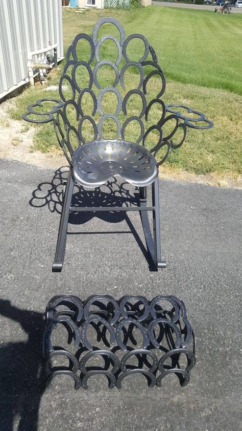 Horseshoe rocking chair - made with used horseshoes, tractor seat, trailer leaf springs and a lot of imagination - Norm Schomisch Cowboy Furniture, Metal Welding Projects, Welding Projects Ideas, Horseshoe Ideas, Horseshoe Crafts Projects, Interesting Decor, Cool Welding Projects, Welding Ideas, Horseshoe Projects