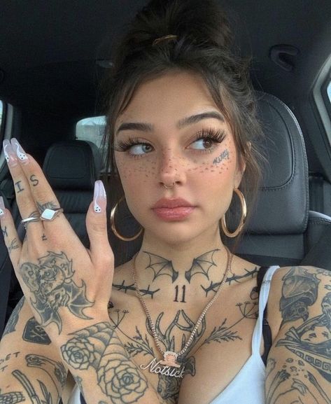 Paznokcie Hello Kitty, Woman With Tattoos, Face Tats, Face Tattoos For Women, Girl Neck Tattoos, Grunge Tattoo, Neck Tattoos Women, Tattoed Women, Back Of Shoulder Tattoo