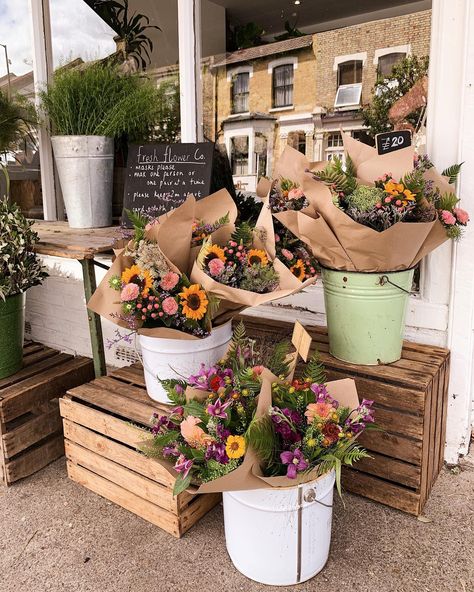 Dont you just love a bundle of summer flowers? . Wish you were here Xoxo Rustic Flower Shop, Flower Booth Display Ideas, Floral Shop Aesthetic, Strawberry Stand, Flower Display Stand, Flower Stall, Flower Shop Display, Farmers Market Stand, Farmers Market Flowers