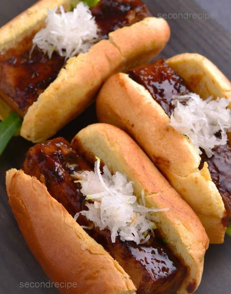 Vegan tofu hot dogs are an easy snack if your mickey mouse is vegan. Learn to make this easy recipe for a quick snack or a weeknight dinner Tofu Hot Dogs, Vegan Hotdogs, Veggie Hot Dog, Vegan Hot Dog, Tofu Recipes Easy, Homemade Tofu, Vegan Dog, Gluten Free Buns, Tofu Dishes