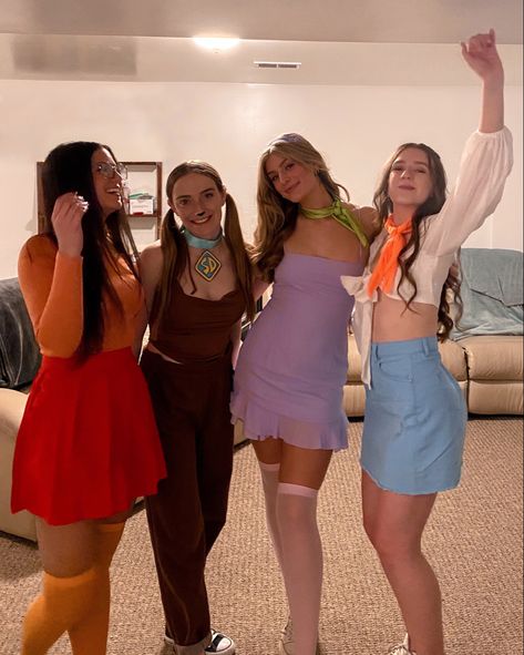 Iconic Squads Of 4, 4 Friend Group Halloween Costumes, Costume Idea For 4 Friends, 5 Friends Halloween Costumes, Halloweekend Costumes Trio, Five People Costumes, Quartet Costume Ideas, Four Person Group Costumes, Cute Halloween Costumes For 4 People