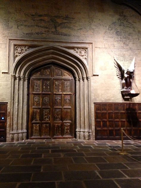 Entrance Hall to The Great Hall, Leavesden Studios. Hogwarts Interior Aesthetic, Harry Potter Desired Reality, Hogwarts Entrance, Leavesden Studios, Great Hall Hogwarts, Harry Potter Great Hall, Hogwarts Visuals, Hogwarts Interior, Hogwarts Shifting