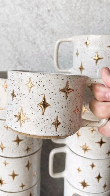 Easy Clay Painting Ideas, Gold Luster Ceramics, Luster Ceramics, Aesthetic Cups, Mug Clay, Gold Pottery, Star Mug, Stencil Vinyl, Speckled Clay