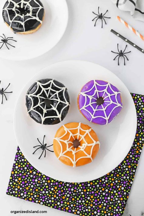 Spooky Donut Ideas, Halloween Donut Decorating Ideas, Spider Themed Food, Spider Doughnut, Halloween Mini Donuts Ideas, Halloween Doughnuts Ideas, Halloween Donuts Ideas, Ghost Donuts, Purple Floral Cake