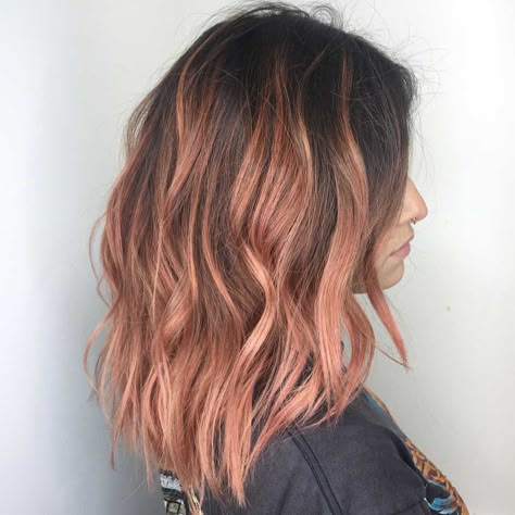 Rose Gold Hair Balayage, Bob Pendek, Rose Gold Highlights, Gold Hair Colors, Hair Color Rose Gold, Peach Hair, Pink Highlights, Ombré Hair, Hair Color Pink