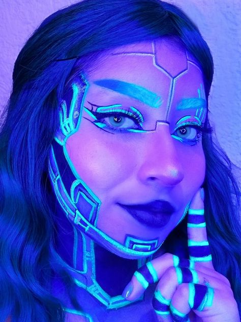 @aurilopez.mua Robot Makeup Cyborgs, Punk Face Paint, Robotic Makeup, Cyberpunk Makeup Ideas, Scifi Makeup, Halloween Cyberpunk, Cyberpunk Diy, Sci Fi Makeup, Robot Makeup