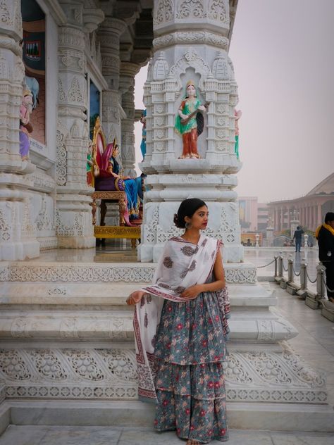 Temple Visit Outfit Indian, Prem Mandir Vrindavan Photography, Temple Photoshoot Photo Ideas, Temple Poses Photo Ideas Indian, Poses In Mandir, Poses In Temple Indian, Vrindavan Dress For Women, Mandir Outfit Women, Mandir Photoshoot