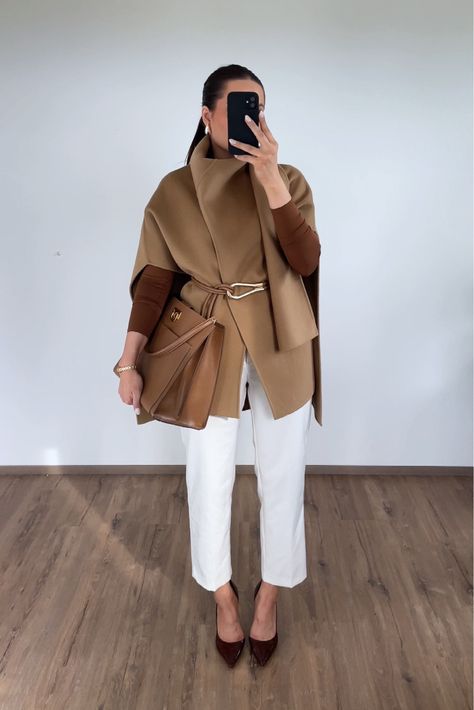 Brown Cape Outfit, Cape Sweater Outfit, Cape Outfit Winter, Poncho Outfit Winter, Cape Coat Outfit, Cozy Inspiration, Poncho Outfit, Cape Outfit, Wool Cape Coat