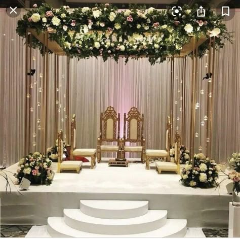 Chori Decoration Wedding In Banquet, Open Mandap, Mandap Decor Indian, Wedding Decor Mandap, Pelamin Cantik, Mandap Ideas, Decor Indian Wedding, Mandap Design, Wedding Pavilion