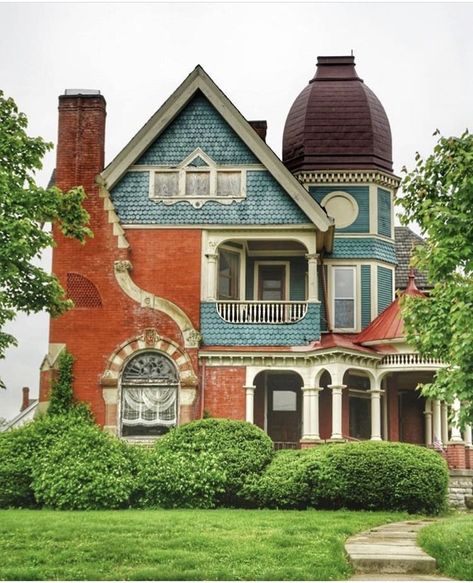 Interesting Houses Exterior, Artsy House Exterior, Artsy Houses Exterior, Funky Houses Exterior, Eclectic Exterior House, Interesting House Exterior, Quirky House Exterior, Retro Home Exterior, Funky House Exterior