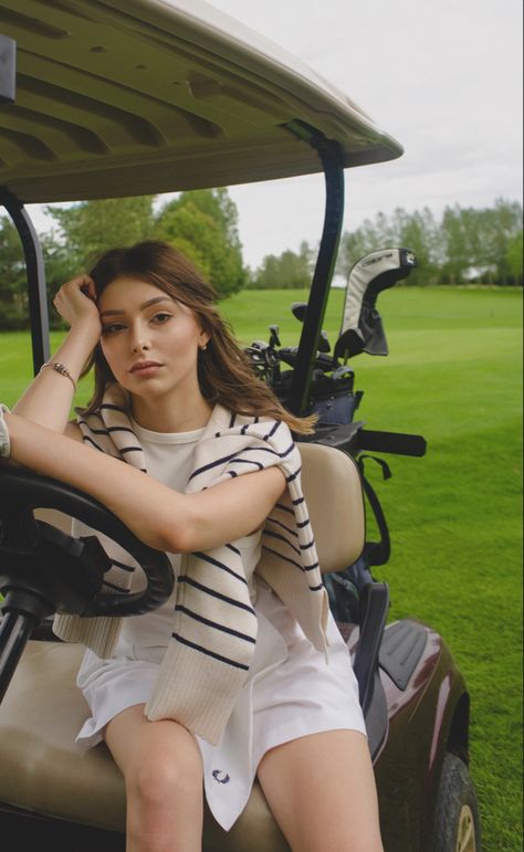 Golf Course Photoshoot Fashion, Golf Photoshoot Women, Golf Photoshoot Photo Ideas, Golf Course Photoshoot, Golf Shoot, Classy Athleisure, Golf Photoshoot, Golf Pics, Staff Photos