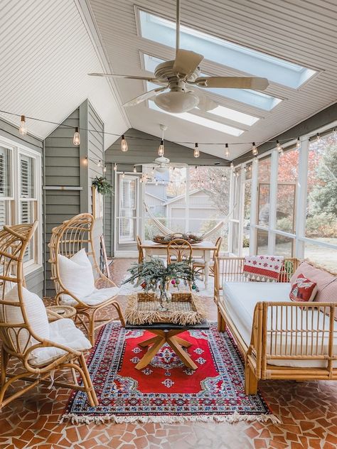 Small Sunroom Designs Cozy, Sunny Living Room, Innovative Design Ideas, Enclosed Porch, South Carolina Homes, Sunroom Decorating, Sunroom Designs, Florida Room, Green Walls