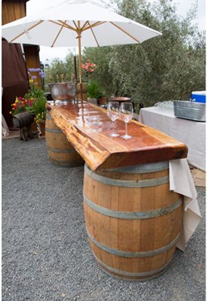 Tonneau Bar, Botanical Party, Wine Barrel Bar, Diy Dream Catcher, Wine Barrel Table, Diy Outdoor Bar, Wine Barrel Furniture, Barrel Bar, Outside Bars