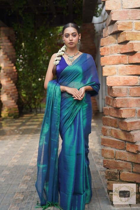 Tissue Cotton Sarees, Blue Colour Combinations Dress, Saree Colour Combination Ideas, Peacock Blue Wedding Saree, Peacock Blue Blouse Designs, Peacock Colour Lehenga, Satin Kurti Designs Plain, Peacock Color Saree, Peacock Colour Saree