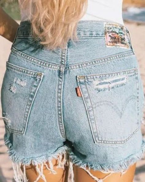 These are the best denim shorts that aren't too short, and look good on everyone. From cut-off denim shorts to denim mom shorts, this list has all of the best denim shorts for women this summer. Short Jeans Outfit Summer, Best Denim Shorts, Womens Jean Shorts, Size 22 Women, Summer Jean Shorts, Stretchy Jean Shorts, Denim Shorts For Women, Ragged Jeans, Denim Mom Shorts