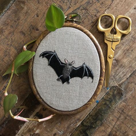 Bat Embroidery Pattern, Busy Drawing, Bat Embroidery, Bat Outline, Easter Felt, Embroidery Halloween, Stuffed Pumpkin, Embroidery Caps, Needlepoint Stitch