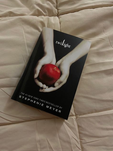 Twilight Book, Stephenie Meyer, Unread Books, Dream Book, I Love Reading, Dessin Adorable, The Twilight Saga, Twilight Saga, Book Girl