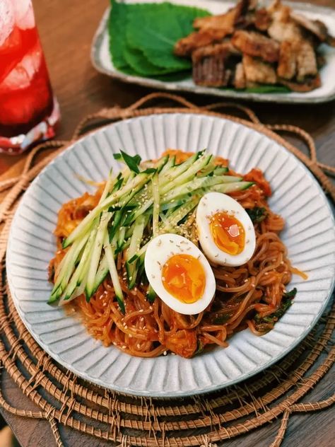 Bibim Guksu: Summer Spicy Korean Cold Noodles Spicy Cold Noodles, Cold Noodles Recipes, Bibim Guksu, Korean Cold Noodles, Fresh Kimchi, Quick Summer Meals, Noodles Spicy, Tiffy Cooks, Ginger Salad Dressings