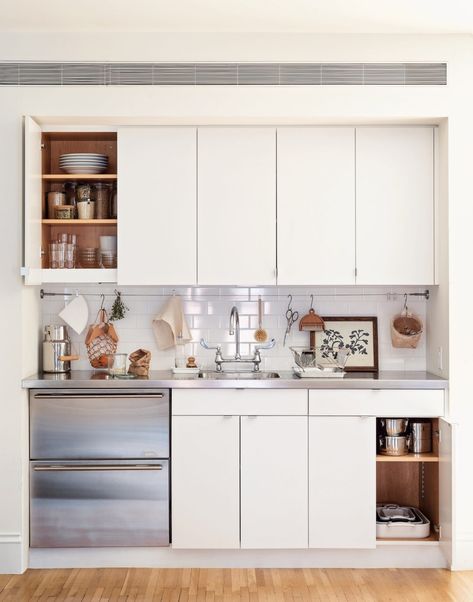 Trending on Remodelista: 5 Secrets to an Organized Kitchen - Gardenista Small Basement Kitchen, Brooklyn Kitchen, Kitchen Bar Design, Basement Kitchen, Small Basements, Decor Studio, Organized Home, Design Seeds, Natural Home Decor