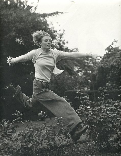 Uk Icon, Bruce Weber, Robert Doisneau, Photography Inspo, White Photography, Pose Reference, Film Photography, Cali, Photo Inspiration