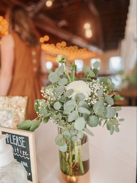 Simple Green Table Centerpieces, Backyard Centerpiece Ideas, Baby Breath And Eucalyptus Centerpiece, Minimalist Wedding Table Decor Simple Centerpieces, White And Greenery Wedding Centerpieces, Beckham Wedding, Barn Wedding Centerpieces, Greenery Wedding Centerpieces, Round Wedding Tables