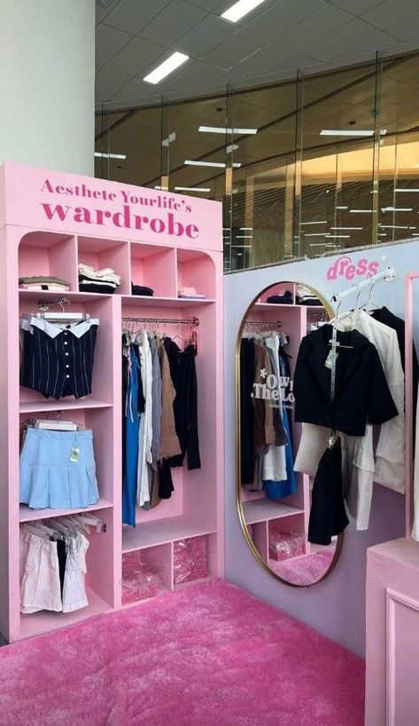 Clothes Exhibition Display, Clothing Kiosk Design, Merch Stand Birthday Party, Small Store Design Clothing, Pop Up Clothing Display Ideas, Retro Boutique Interior, Small Business Clothing Store, Traveling Boutique Trailer, Booth Clothing Display