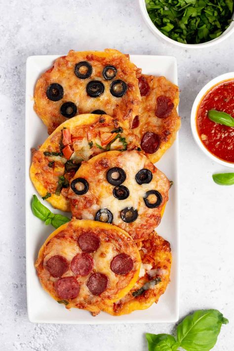 Easy Mini Pizzas: Party Finger Food or Quick Dinner | Tasty Oven Easy Mini Pizza Recipe, Pizza Treats, Recipes Under 400 Calories, Tasty Oven, Fun Pizza Recipes, Mini Pizza Recipes, Pizza Dough Recipe Easy, Bagel Bites, Mini Pizzas