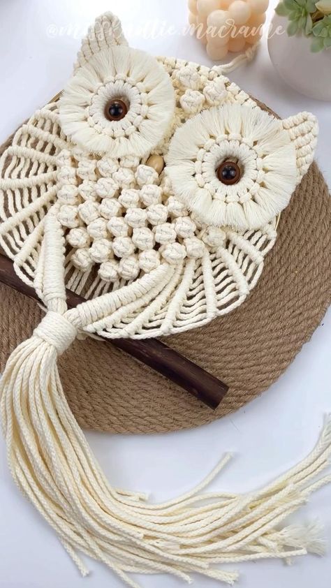 Simpul Makrame, Art Macramé, Pola Macrame, Free Macrame Patterns, Macrame Plant Hanger Tutorial, Macrame Plant Hanger Patterns, Gifts Crochet, Macrame Knots Tutorial, Macrame Owl