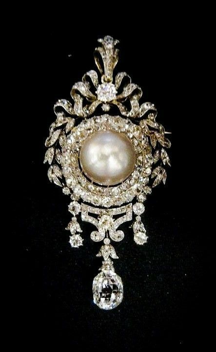 Coral Jewelry Set, Royal Crown Jewels, Pearl Jewels, Diamonds And Pearls, Diamond Brooch, Coral Jewelry, Classy Jewelry, Royal Jewels, Pearl Brooch