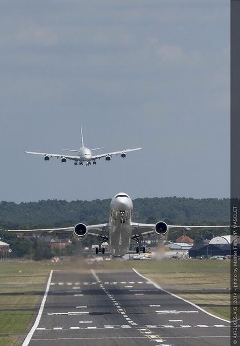 A380 landing Pilot Lifestyle, Plane Landing, Airplane Pictures, Airplane Wallpaper, Airplane Flying, Airplane Photography, Air Traffic Control, Passenger Aircraft, Private Plane