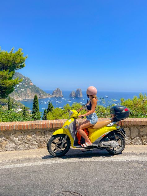 Capri Picture Ideas, Capri Photo Ideas, Capri Asthetic, Capri Italy Aesthetic, Italy Capri Aesthetic, Capri Aesthetic, Capri Inspo Pics, Capri Photography, Beach Aesthetic Outfits