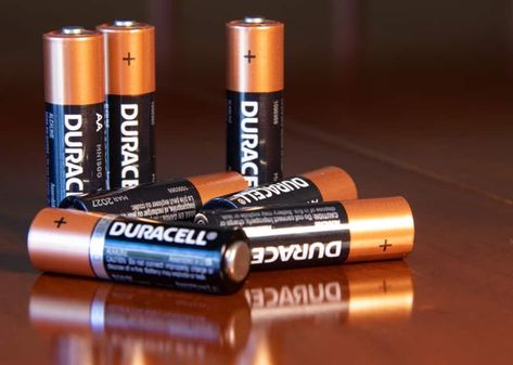 Do you know how many amps are in a AA battery? A lot of people don’t realize this, but a AA battery actually contains quite a bit of energy. There are many kinds of batteries, ... Read more Battery Hacks, Chemical Energy, Props Concept, College List, Volt Ampere, Car Battery Charger, 3ds Xl, Money Challenge, Electrical Energy