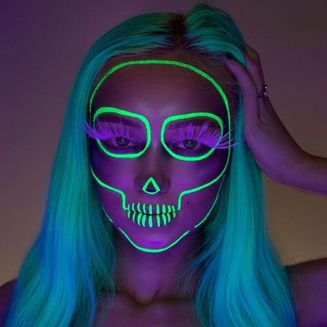 Neon Halloween Makeup Easy, Uv Paint Makeup, Pintura Facial Neon, Skeleton Makeup Kids, Dark Halloween Makeup, Glow Face Paint, Voodoo Makeup, Black Light Makeup, Uv Face Paint