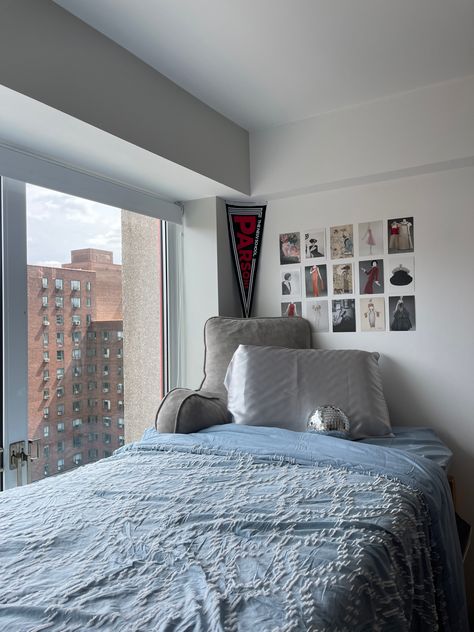 The New School Nyc Dorms, Nyc College Dorm, Nyu Dorm Room Ideas, Nyc Dorm Room Aesthetic, Parsons School Of Design Aesthetic, Nyc Dorm Aesthetic, Fit College Nyc, City Dorm Room, Parsons Aesthetic