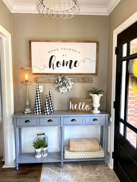 Farmhouse Entryway Ideas With Stairs, Farmhouse Christmas Entryway, Modern Farmhouse Entry, Farmhouse Entryway Ideas, Country Entryway, Rustic Farmhouse Entryway, Farmhouse Foyer, Farmhouse Entry, Small Guest Bedroom