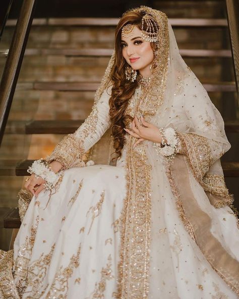 Nikah Photoshoot, Pakistani Bride Hairstyle, Nikah Video, Nikkah Ideas, Nikah Dresses, Pakistani Bridal Hairstyles, Nikkah Bride, Nikah Outfit, Hijabi Brides