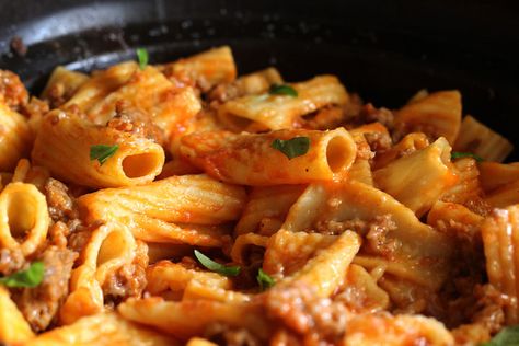 Crockpot Rigatoni, Cook For One, Sausage Slow Cooker, Crockpot Sausage, Ground Sausage Recipes, Sausage Rigatoni, Rigatoni Recipes, Sausage Crockpot, Slow Cooker Pasta