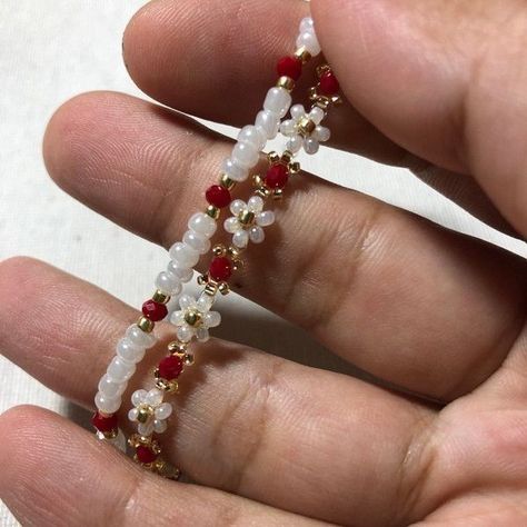 Beaded Bracelet Flower, Beaded Bra, Bead Bra, Small Bead Bracelet, Red Beaded Bracelet, Beautiful Beaded Bracelet, Beaded Necklace Diy, Diy Bracelet Designs, Floral Bracelet