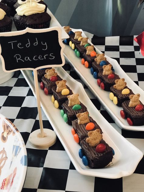 Race Car Dessert Ideas, Car Shaped Food, Cars Themed Desserts, Disney Cars Desserts, Car Themed Desserts, Car Theme Dessert, Car Dessert Table, Car Treats, Cars Movie Night