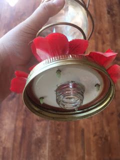 Mason Jar Bird Feeders Diy, Mason Jar Hummingbird Feeder, Simple Bird Feeder, Homemade Hummingbird Feeder, Mason Jar Bird Feeders, Diy Hummingbird Feeder, Feeder Bottle, Bird Diy, Bath Garden