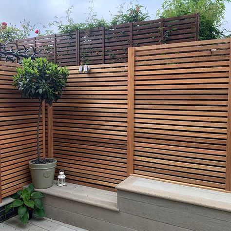 Millboard decking with fence- London | All on deck Stepped Fence Ideas, Composite Decking Fence Ideas, Modern Wood Privacy Fence, Garden Fence Wood, Garden Wood Panelling, Wall And Fence Combination, Gardens With Decking, Decking Fence Ideas, Composite Wood Fence