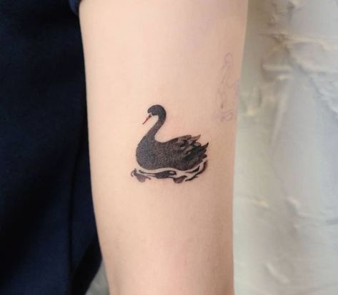 Black Swan Tattoo, Swan Tattoo, Tattoo Feminina, Black Swan, Tattoos And Piercings, Paw Print Tattoo, Tatting, Old School, Piercings