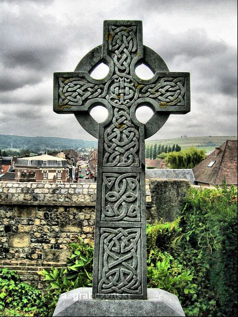 Croquis, Celtic Crosses, Celtic Graveyard, Celtic Knotwork Design, Celtic Cross Tattoos, Celtic Pride, Cemetery Monuments, Cross Wallpaper, Ancient Celts