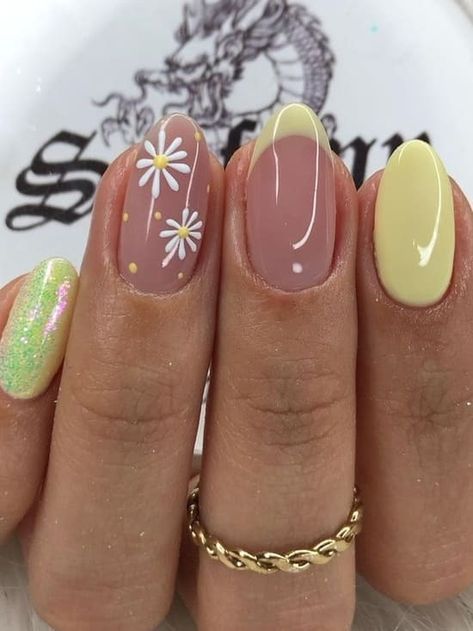 Des ongles courts de printemps pour un look tendance et minimaliste : laurathe's Blog Nails Pastel Yellow, Green And Yellow Nails, Spring Nails Pastel, Nails Colour, Disney Nail Designs, Summer Nails Colors Designs, Nails Pastel, Yellow Nail Art, Yellow Nails Design