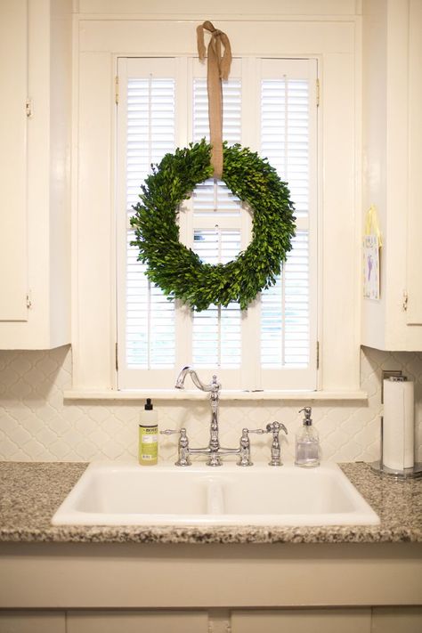 Wreath In Kitchen, Kitchen Window Wreath, Above Kitchen Sink, Black Kitchen Decor, Above Sink, Declutter Kitchen, Classy Kitchen, White Kitchen Decor, Fixer Upper Style