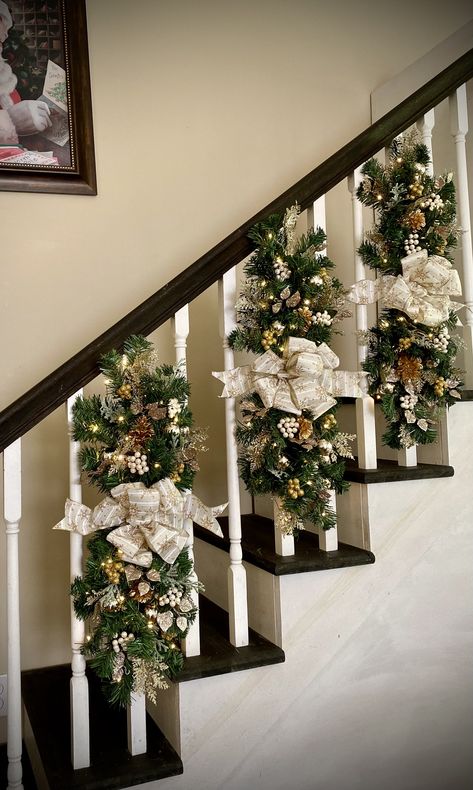 Nature, Wreaths On Staircase, Banister Flowers Wedding, Bannister Christmas Decorations, Christmas Staircase Decor Banisters, Wedding Staircase Decoration Railings, Staircase Christmas Decor Railings, Christmas Decorations For Stairs, Christmas Banister Decorations